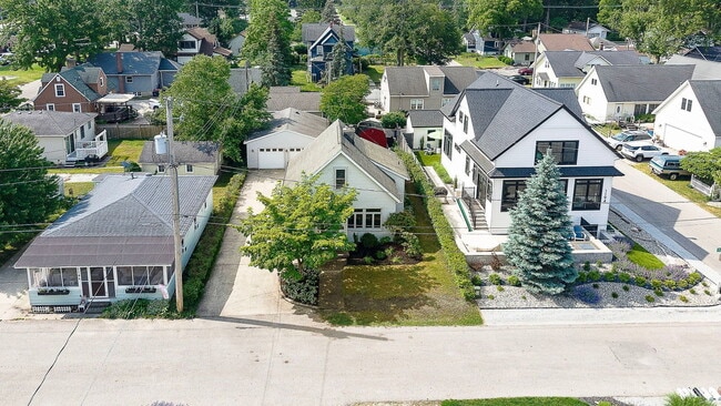 Building Photo - 1190 Lakeview