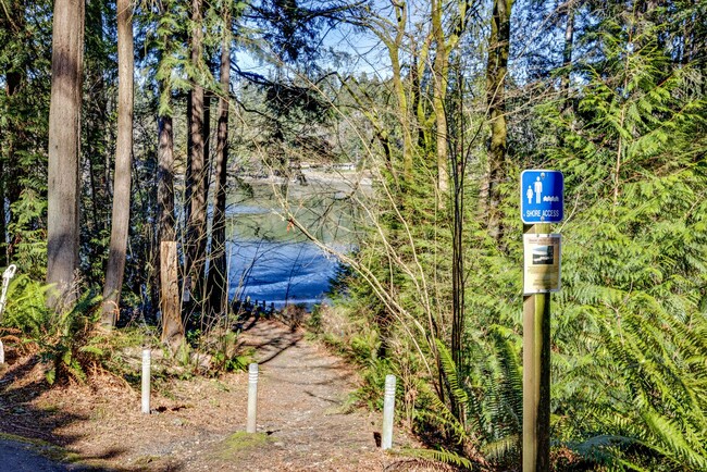 Building Photo - Bainbridge Water View Home