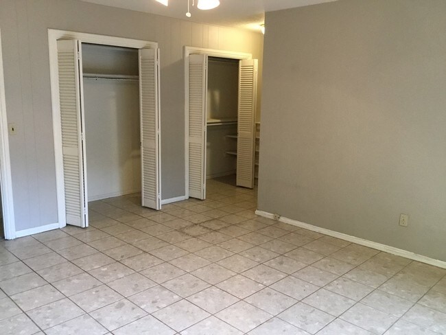 Building Photo - 3205 Raintree Rd