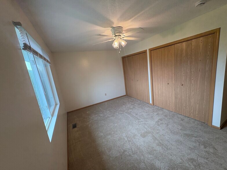 Building Photo - 872 Edgewater Dr