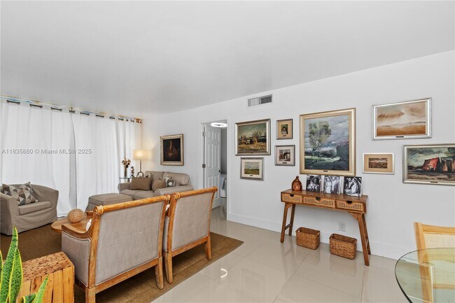 Building Photo - 3301 N Country Club Dr