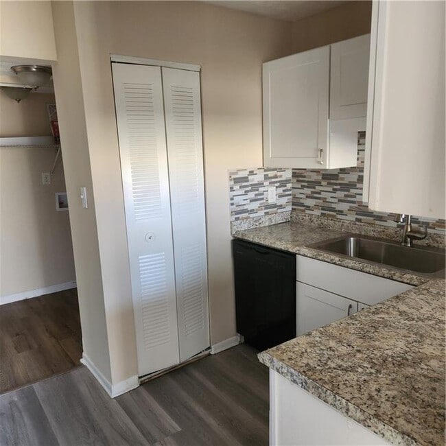 Building Photo - 293 Country Club Dr