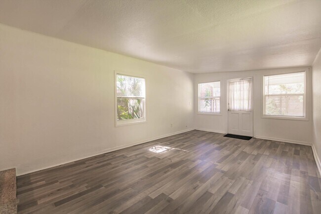 Building Photo - 808 N Palmway