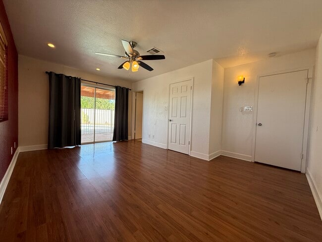 Building Photo - 3035 W 11th Ln