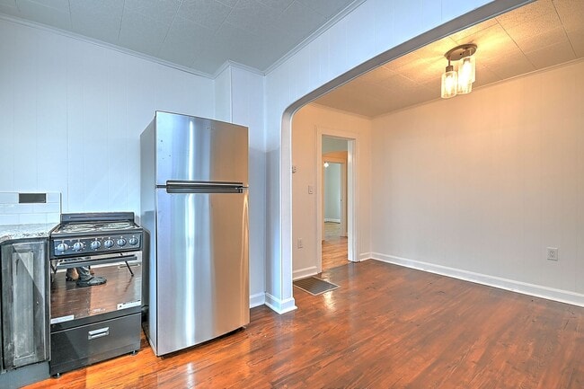 Building Photo - 608 Forest St