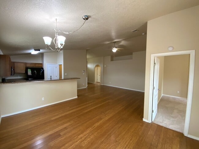 Building Photo - 3 Bedroom Single Story Home Available in T...
