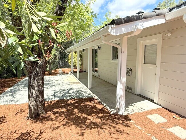 Building Photo - Remodeled One Story Home Located In Desirable Lafayette !