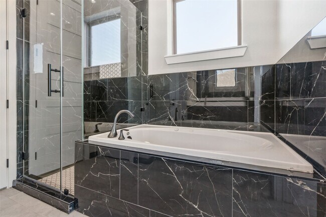 Building Photo - 208 Silverleaf Rd