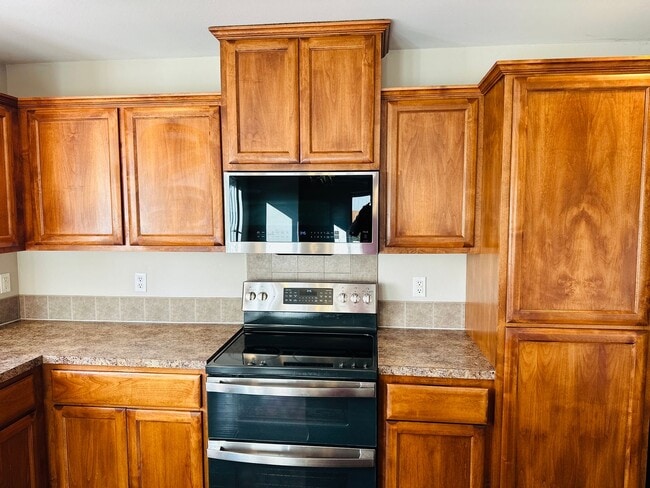 Building Photo - Charming Updated Property in Amazing Neighborhood