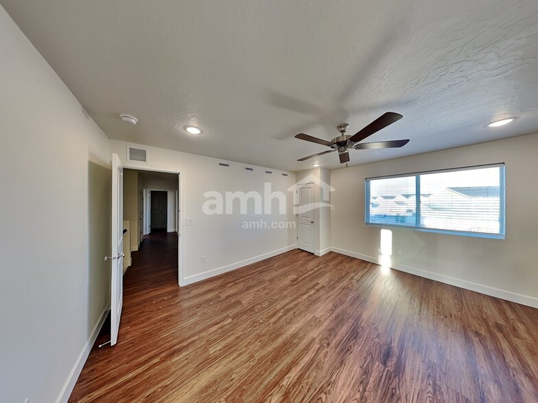 Building Photo - 251 N Dry Crk Rd