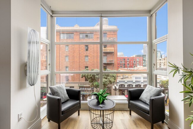 Building Photo - Modern 2 Bed/ 2 Bath Condo in the Heart of...