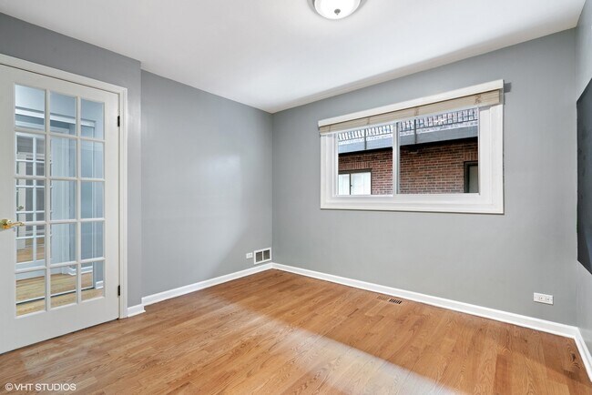 Building Photo - 1330 N La Salle Dr