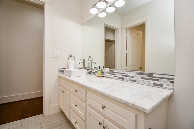Building Photo - 3203 Blue Bonnet Blvd