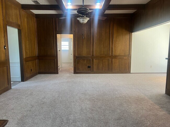 Building Photo - 3 bed 2 bath 2 car garage