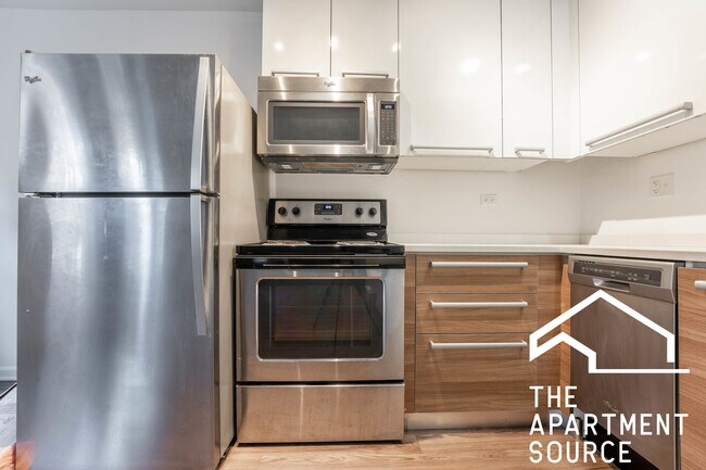 Building Photo - 925 W Carmen Ave