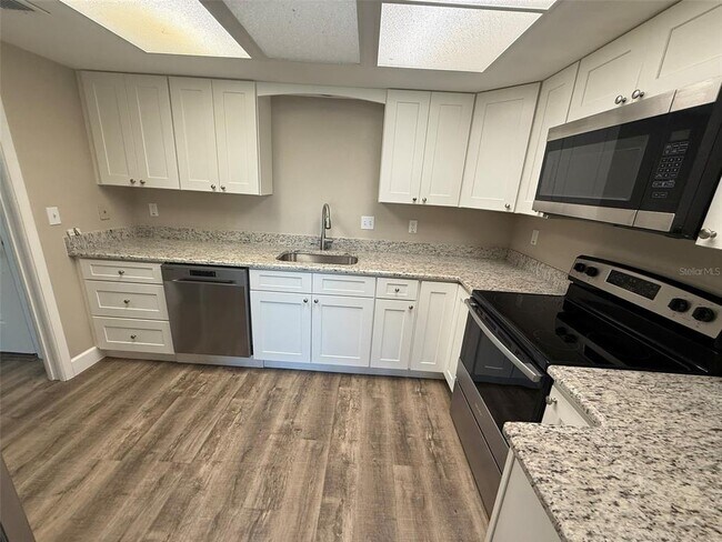 Building Photo - 3111 Riverside Dr