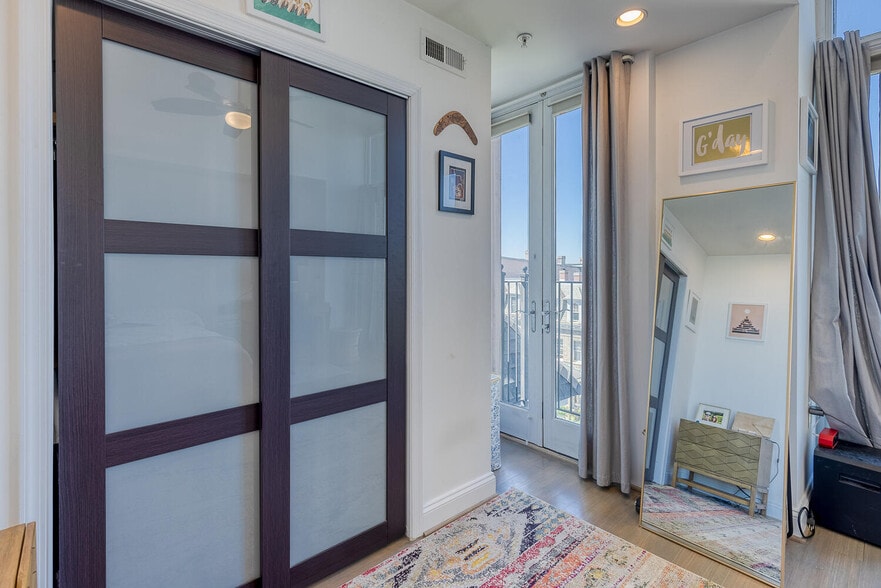 Building Photo - 2713 Ontario Rd NW