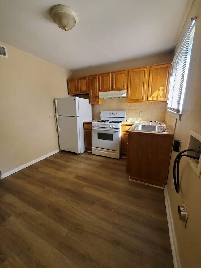 Building Photo - Absolutely Adorable two bedroom is move in...