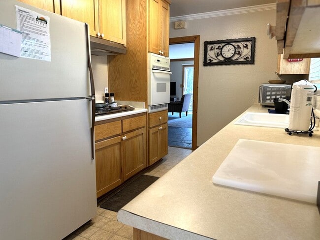 Building Photo - Deer Xing Retreat (3-6 month lease only)