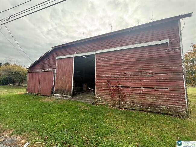 Building Photo - 654 Youngs Hill Rd