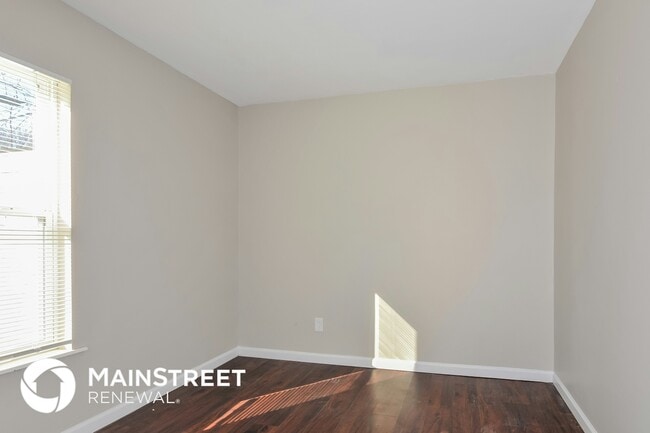 Building Photo - 11 Jamestown Dr