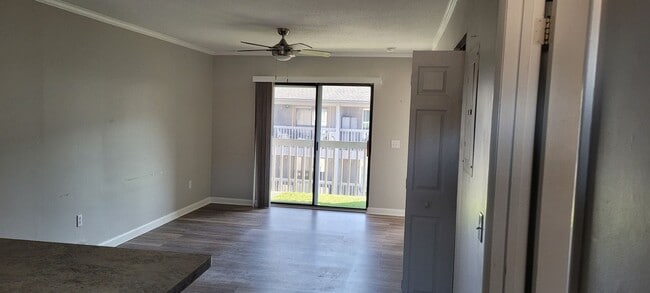 Building Photo - 475 Meadowview Dr