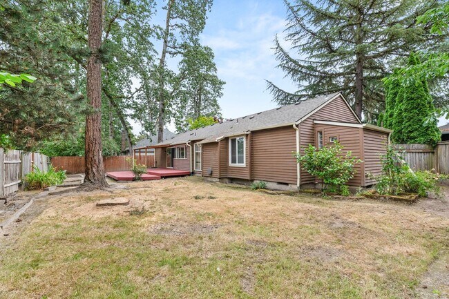 Building Photo - Must See! 3 bed/2 bath home with amazing private backyard - Double Garage/Community Pool