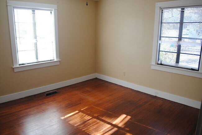 Building Photo - 3BR Brick House