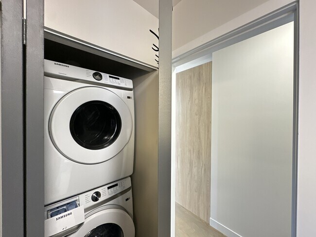 Building Photo - 908 N California Ave