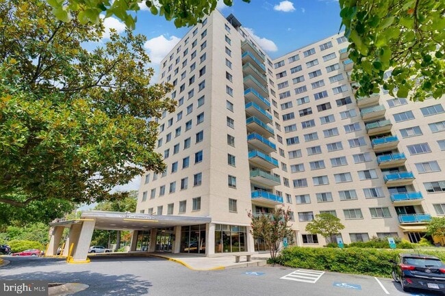 Building Photo - 10201 Grosvenor Pl