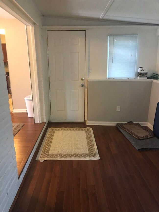 Building Photo - 4 Bedroom 2 Bath