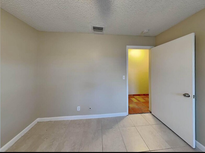 Building Photo - 6408 NW 33rd Terrace
