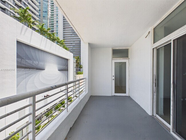 Building Photo - 425 NE 30th St