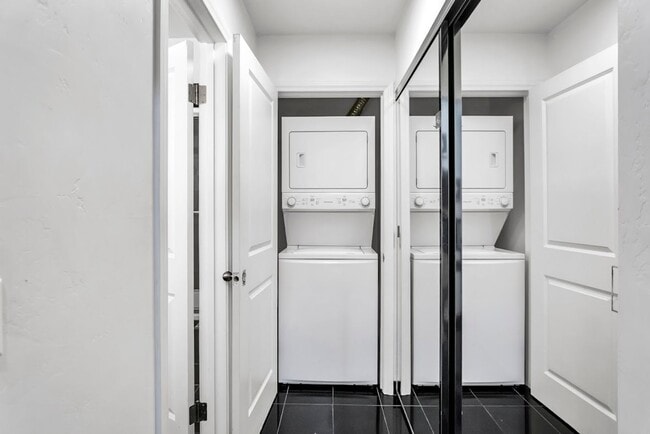 Building Photo - Gorgeous Studio in La Jolla Village! Avail...