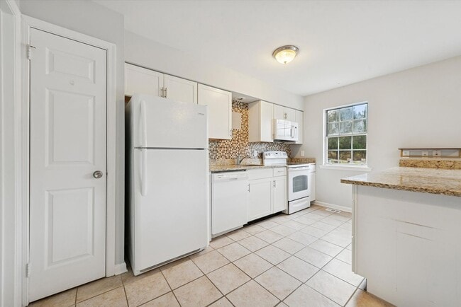 Building Photo - Available Now – Beautifully Updated 3 Bedr...