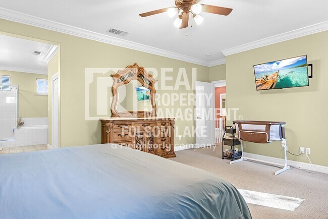 Building Photo - Fully furnished 5bd 3ba home in desirable Carmichael neighborhood
