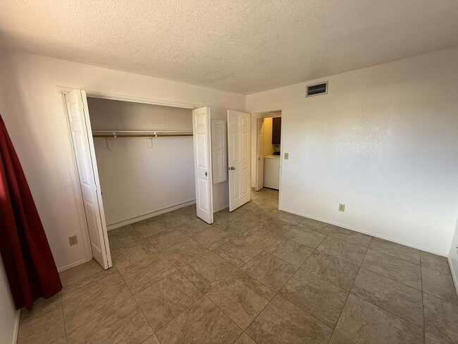 Building Photo - 5204 N Tigua Dr