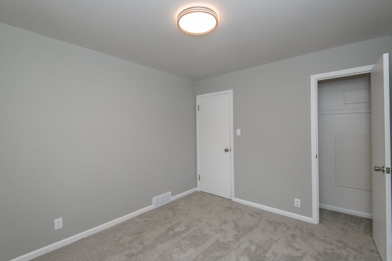 Building Photo - 424 S 66th St