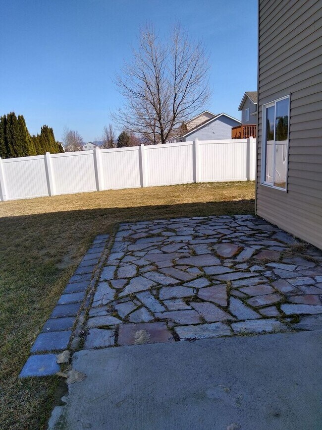 Building Photo - Beautiful 4 bedroom 3 bath home in the Landings!