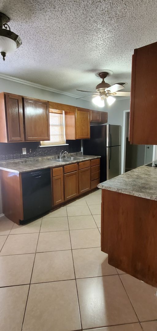 Building Photo - Spacious 3 Bedroom 2 Bath in University Park!
