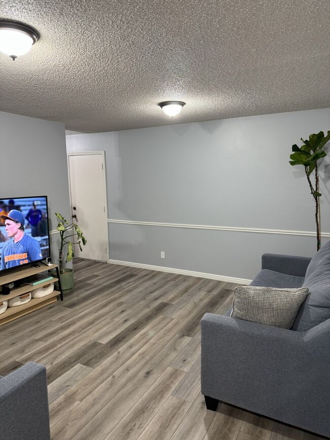 Building Photo - Charming 3-Bedroom Home with Modern Update...