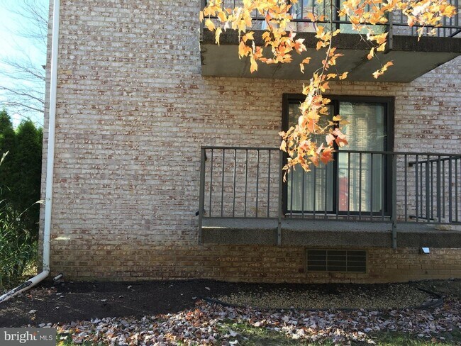 Building Photo - 842A Putnam Blvd