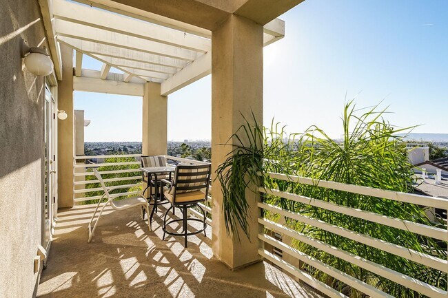 Building Photo - PENTHOUSE-STYLE UNIT IN SIGNAL HILL  w/180 degree Views 3Br/2Ba $3750mo
