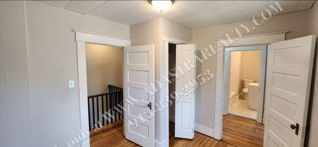 Building Photo - Large 2-story 4 Bed 1.5 Bath Home in Leave...