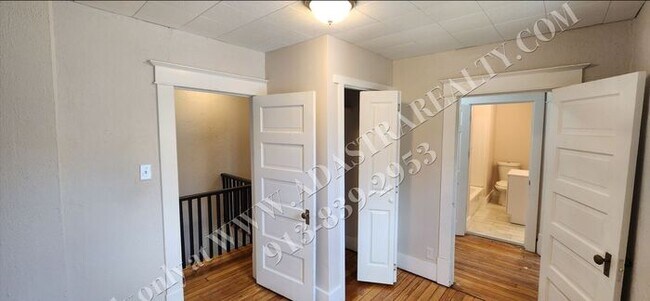 Building Photo - MOVE IN SPECIAL!! Large 2-story 4 Bed 1.5 ...