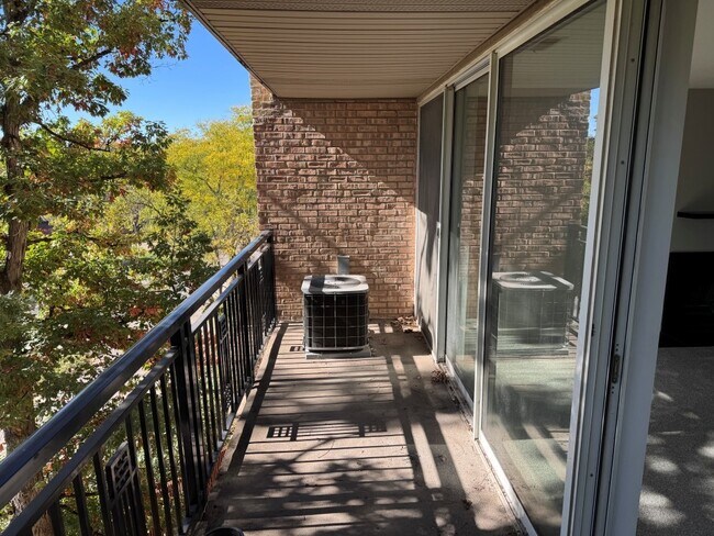Building Photo - 5950 Oakwood Dr