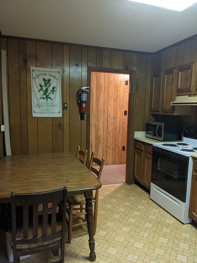 Building Photo - Montreat School Year Rental