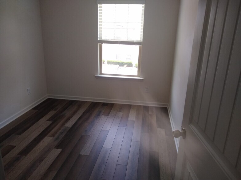 Building Photo - Room in Townhome on Maypearl Ln