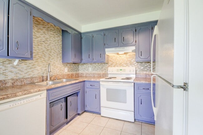 Building Photo - Charming Ranch Style Home with Hardwood Flooring Within Minutes to Fort Campell