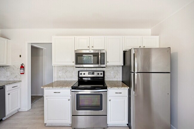 Building Photo - $2,640.95- 4 Bed, 2 Bath Home in Denver with Patio Space and In Unit Laundry!